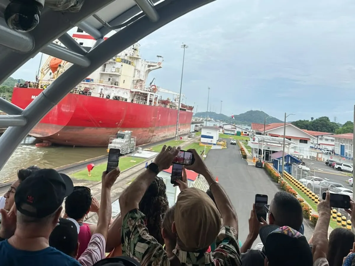 Público observando el paso de un buque por el Canal de Panamá